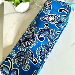 Beautiful heat resistant hair tool holder. Perfect for travel. Great condition.